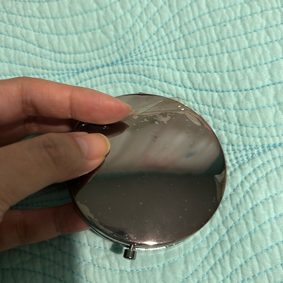 Dana Buchman cheetah design compact mirror with box - Picture 6 of 13